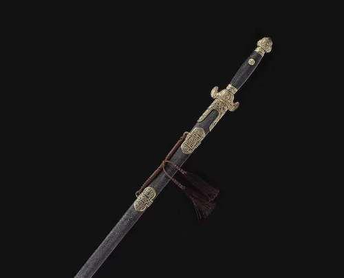藏锋武器选择刀还是剑（游戏中如何选择合适的武器进行九龙战）